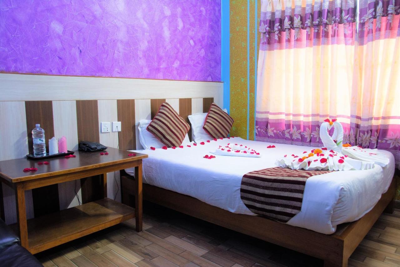 פוקהרה Hotel Middle Point Pvt Ltd מראה חיצוני תמונה
