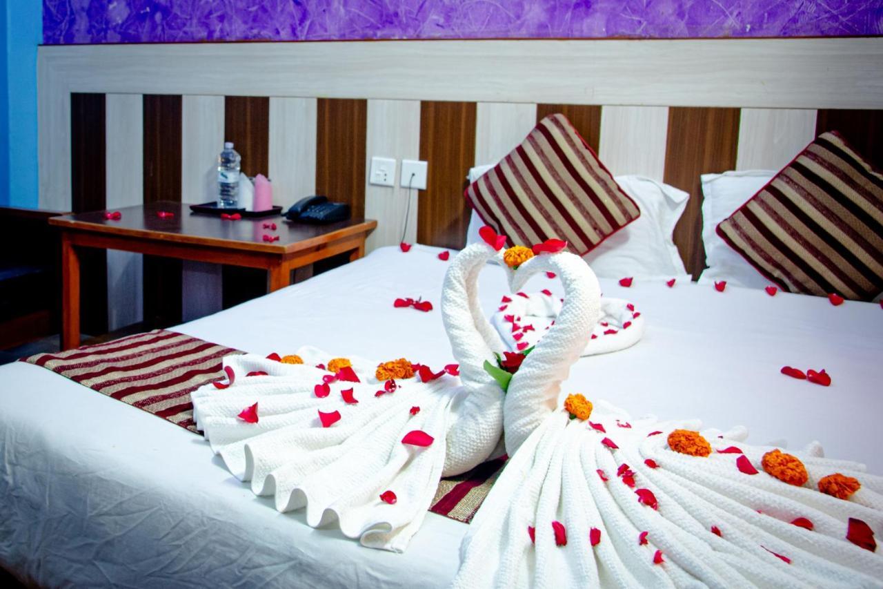 פוקהרה Hotel Middle Point Pvt Ltd מראה חיצוני תמונה