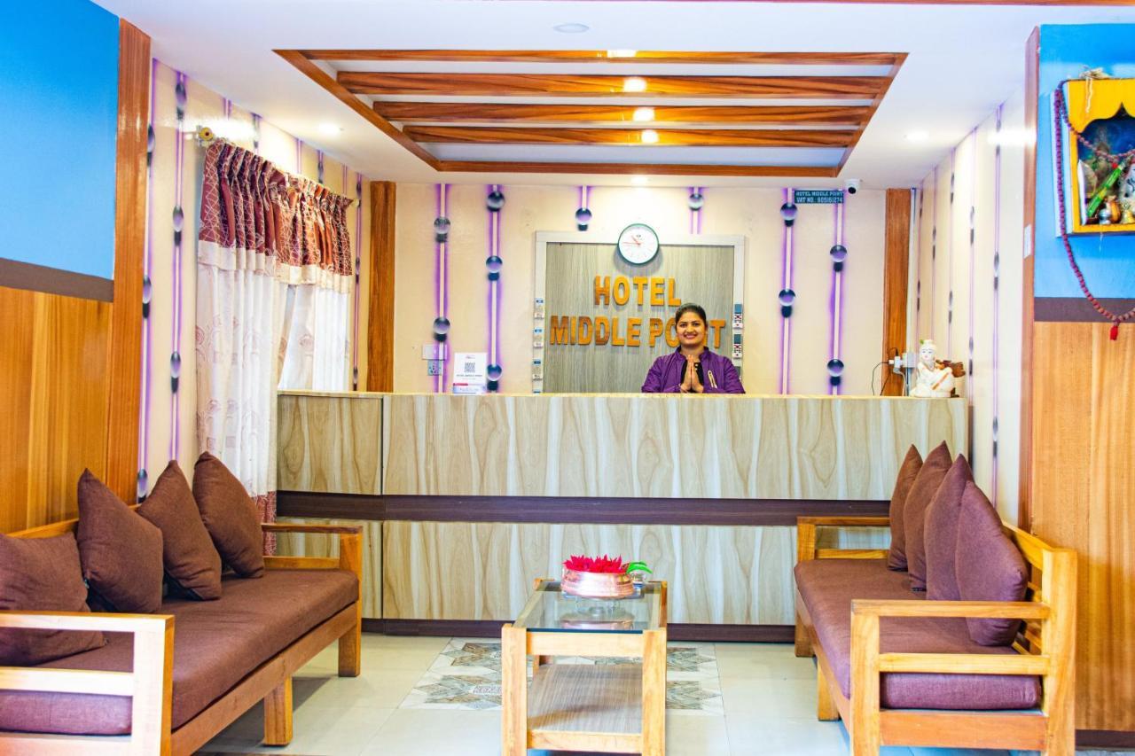פוקהרה Hotel Middle Point Pvt Ltd מראה חיצוני תמונה