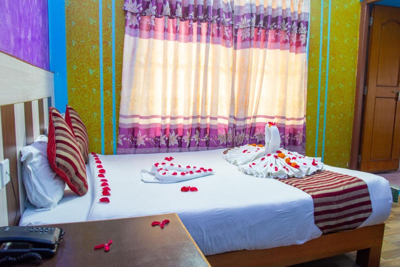 פוקהרה Hotel Middle Point Pvt Ltd מראה חיצוני תמונה